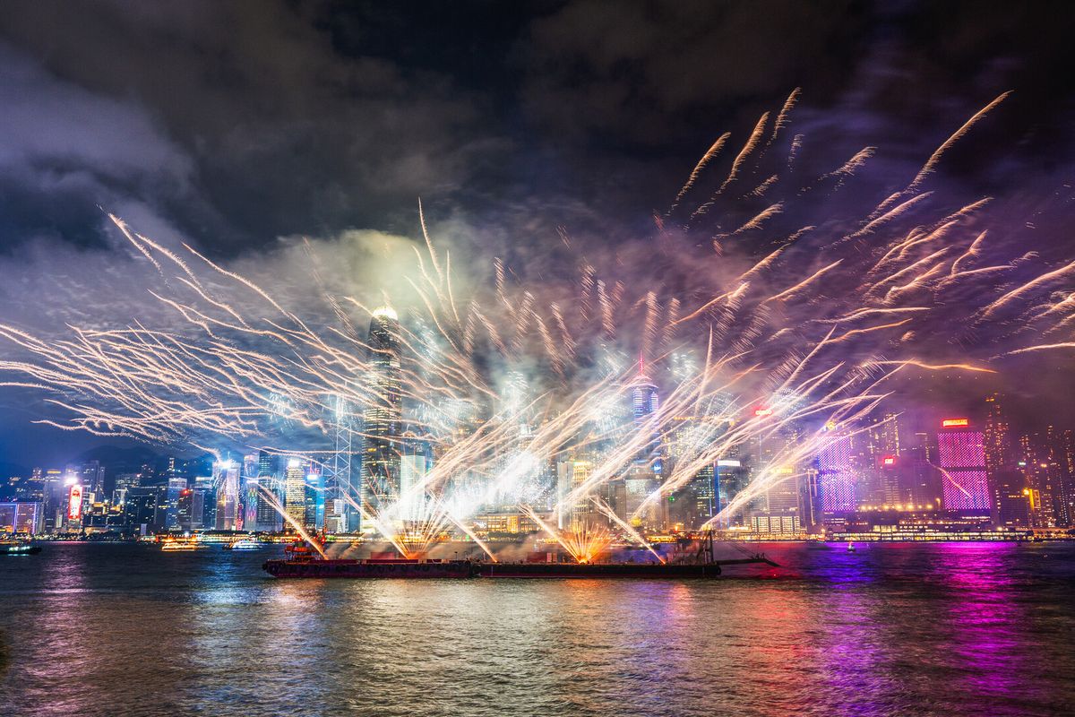 Ilustrasi pertunjukan drone dan kembang api di Victoria Harbour, Hong Kong.