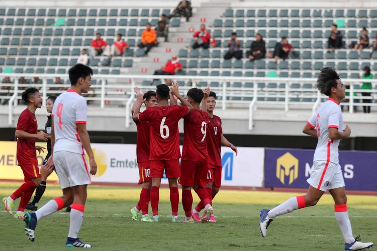 Pemain Vietnam melakukan selebrasi seusai menjebol gawang Hongkong saat pertandingan Kualifikasi Piala Asia U20 2023 yang berakhir dengen skor 5-1 di Stadion Gelora Bung Tomo Surabaya, Rabu (14/9/2022) sore.