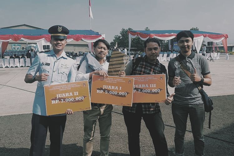 Foto para pemenang lomba mural di badan pesawat F28 di Bandung.