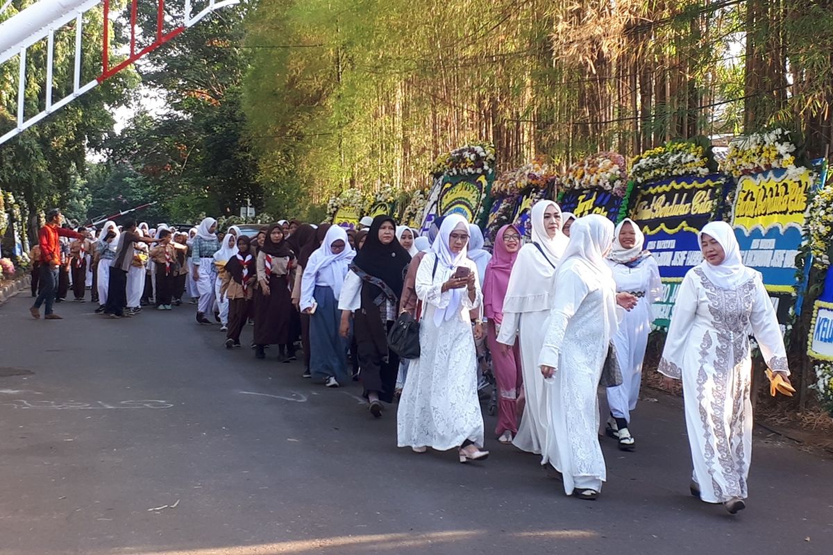 Rombongan guru dan murid dari MTS Yasda melayat ke rumah duka Presiden ketiga Republik Indonesia Bacharuddin Jusuf Habibie, di Jalan Patra Kuningan XIII Blok L15/7 No.5, Setiabudi, Jakarta Selatan.