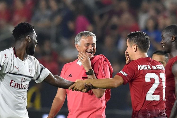Pelatih Manchester United, Jose Mourinho (tengah), tertawa kepada gelandang Ander Herrera, setelah laga International Champions Cup 2018 lawan AC Milan di StubHub Center, Carson, 25 Juli 2018.
