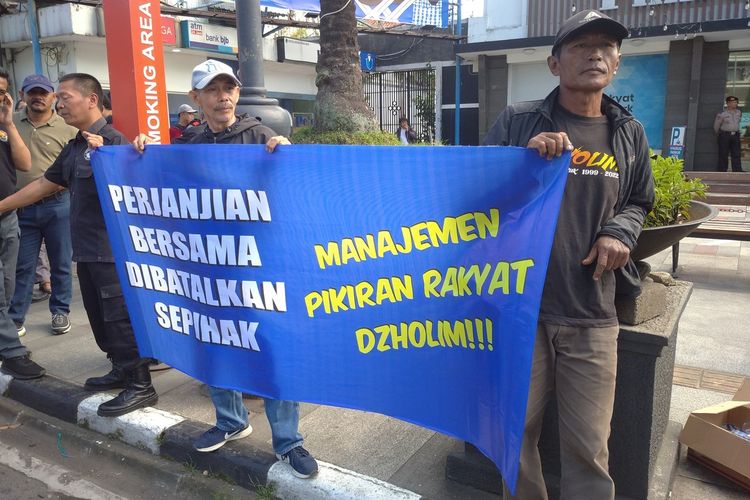 Sejumlah mantan karyawan PT Pikiran Rakyat berunjuk rasa di depan kantor yang berlokasi di Jalan Asia Afrika, Kota Bandung, Jawa Barat, Kamis (18/4/2024).