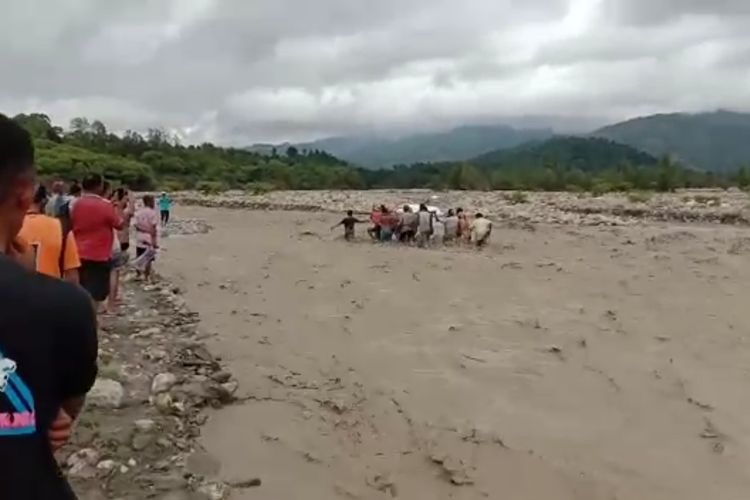 PHOTO:Warga sedang menggotong peti jenazah menerobos banjir di kali Nisnoni, Desa Liliana, Kecamatan Nunbena, Kabupaten TTS, NTT