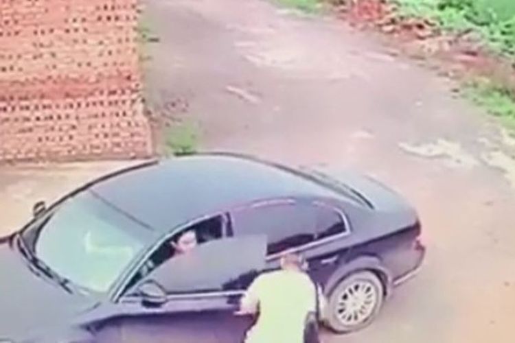 Foto yang diambil dari rekaman CCTV ini memperlihatkan seorang pencuri membuka pintu mobil incarannya. Namun, dia tak tahu jika sang pemilik berada di dalam mobil itu dan tengah bercinta dengan kekasihnya.