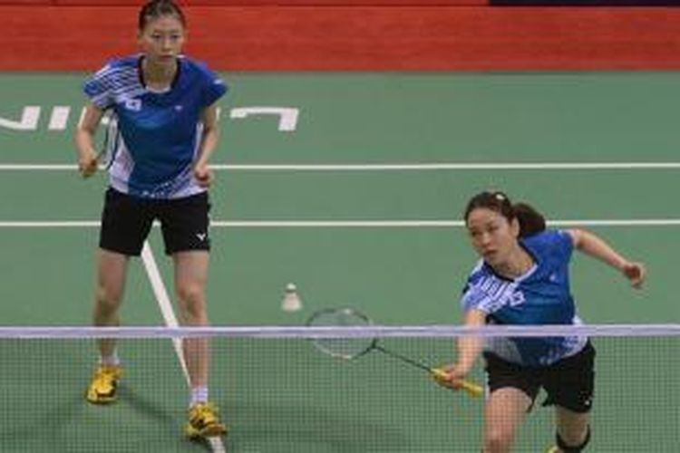 Pebulu tangkis ganda Korea, Kim Ha-na (kiri)/Jung Kyung-eun mengembalikan kok ke arah ganda Indonesia, Tiara Rosalia Nuraidah/Suci Rizky Andini pada babak penyisihan grup Piala Uber di Siri Fort Indoor Stadium di New Delhi, Rabu (21/5/2014).