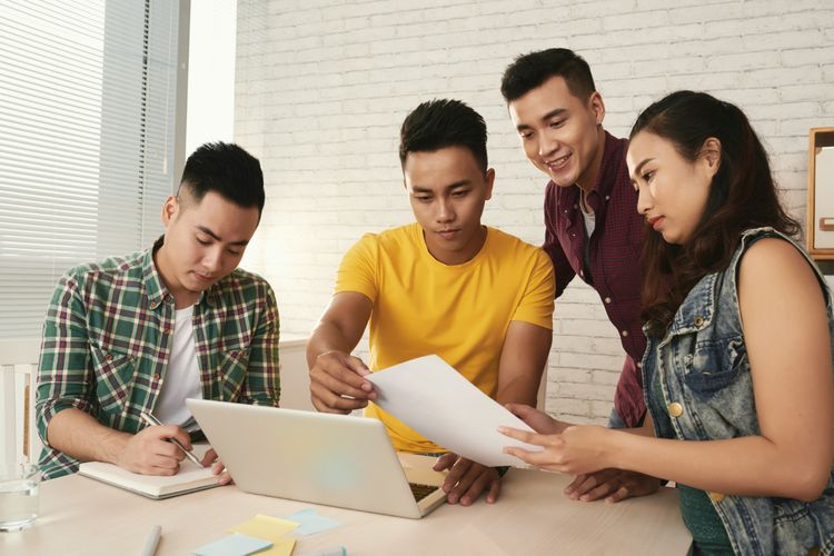 Gen Z Tak Mau Lembur dan Selalu Balas Chat Atasan, Ini Alasannya