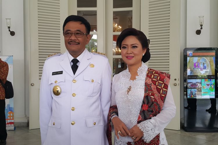 Gubernur DKI Jakarta Djarot Saiful Hidayat bersama sang istri yang juga Ketua Tim Penggerak PKK DKI Jakarta Happy Farida di Balai Kota DKI Jakarta, Jalan Medan Merdeka Selatan, Kamis (15/6/2017). Kedua baru tiba dari Istana Negara usai pelantikan Djarot sebagai gubernur oleh Presiden Joko Widodo.