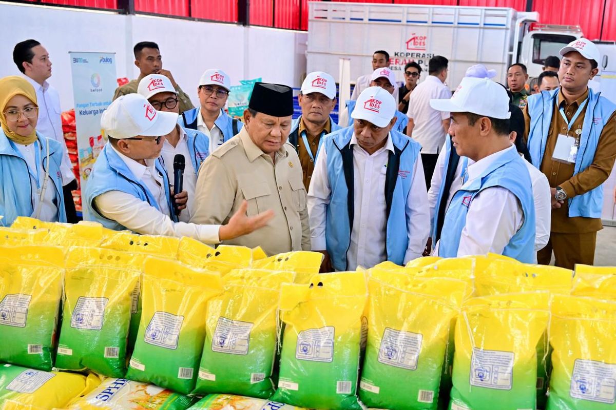 Presiden RI Prabowo Subianto meninjau stok beras di Koperasi Desa/Kelurahan Merah Putih Bentangan, Klaten, Senin (21/7/2025).