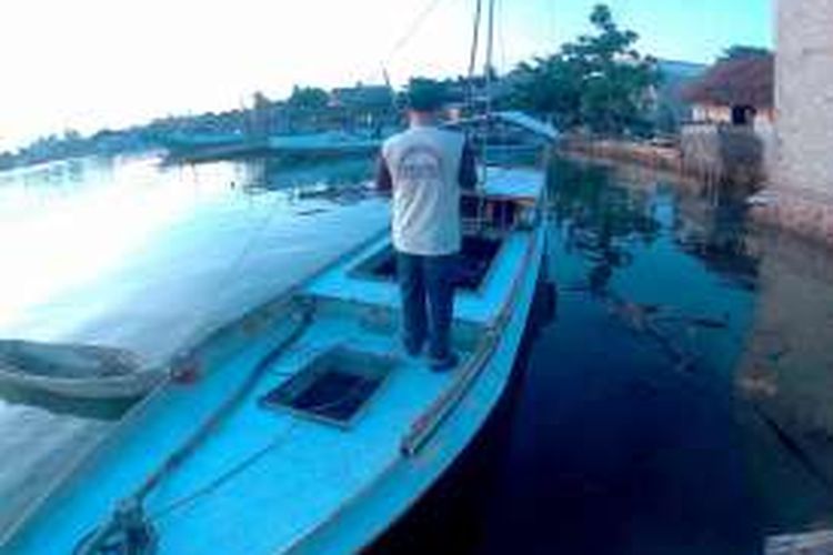perahu tanpa awak yang ditemukan nelayan di perairan Karimunjawa, Jepara dibawa ke dermaga yang berada di wilayah RT 02 RW 01, Sabtu (26/11/2016) sekitar jam 14.00.