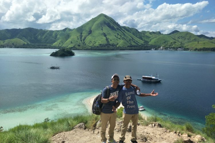 Wisatawan tengah menikmati keindahan Pulau Kelor, Nusa Tenggara Timur.