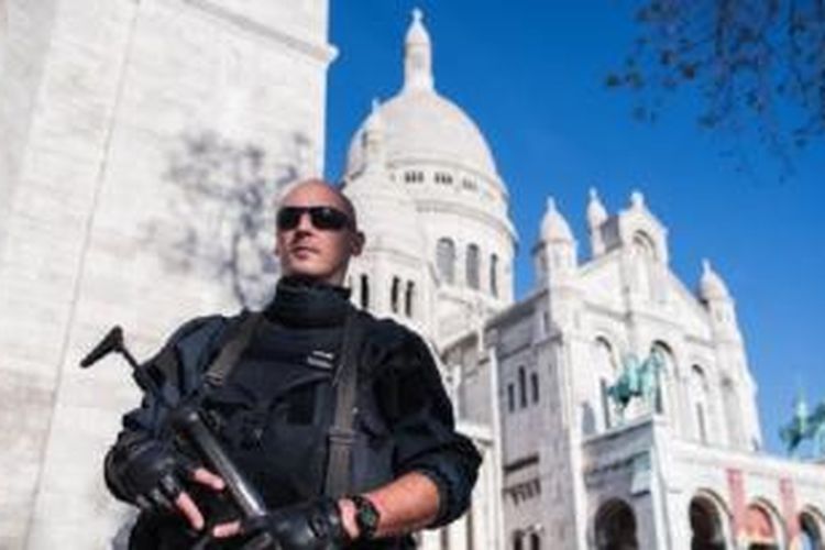 Seorang polisi Perancis mengamankan basilika 