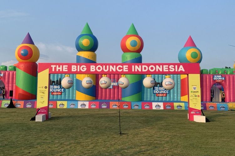 Lokasi The Big Bounce Indonesia berada di Community Park di PIK 2. Area bermain ini tersedia selama sebulan mulai Kamis (19/6/2025) hingga Minggu (20/7/2025).