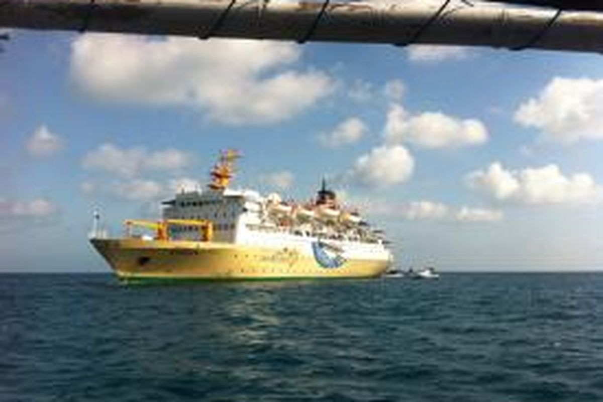 KM Binaiya milik PT Pelni yang membawa wisatawan menikmati liburan dalam program 'Let's Go Karimun Jawa' 18-20 Juli 2015. Kapal ini memiliki kapasitas penumpang mencapai 1.000 orang.