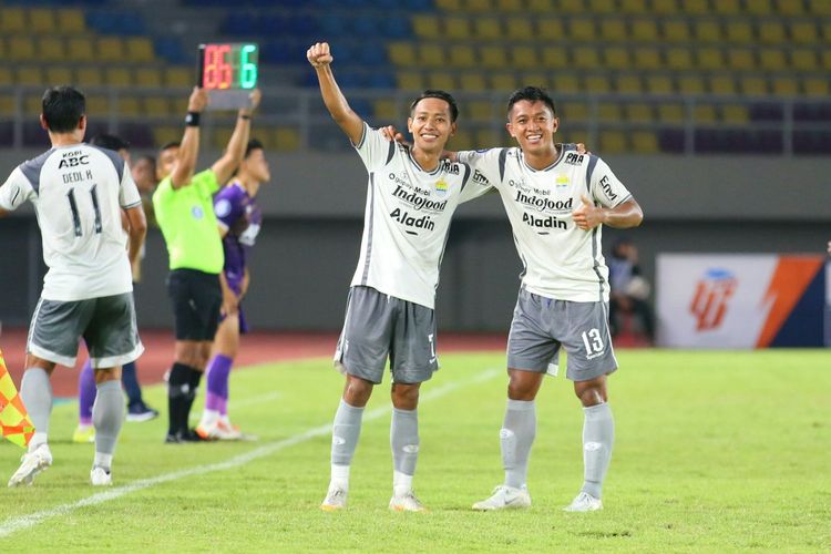 Dua pemain Persib Bandung, Febri Hariyadi dan Beckham Putra, merayakan gol ke gawang Persik Kediri pada laga lanjutan Liga 1 2022-2023 di Stadion Manahan (Solo), pada Rabu (7/12/2022).