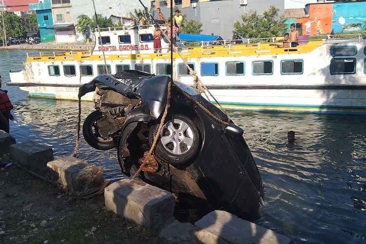 Sebuah mobil sedan jatuh kecebur ke laut di kawasan Kotamara, Kota Baubau, Sulawesi Tenggara, Sabtu (14/1/2023) sekitar pukul 14.00 Wita. Kecelakaan ini terjadi akibat kelalaian pemilik mobil yang diduga baru belajar bawa mobil yang belum lama dibelinya.