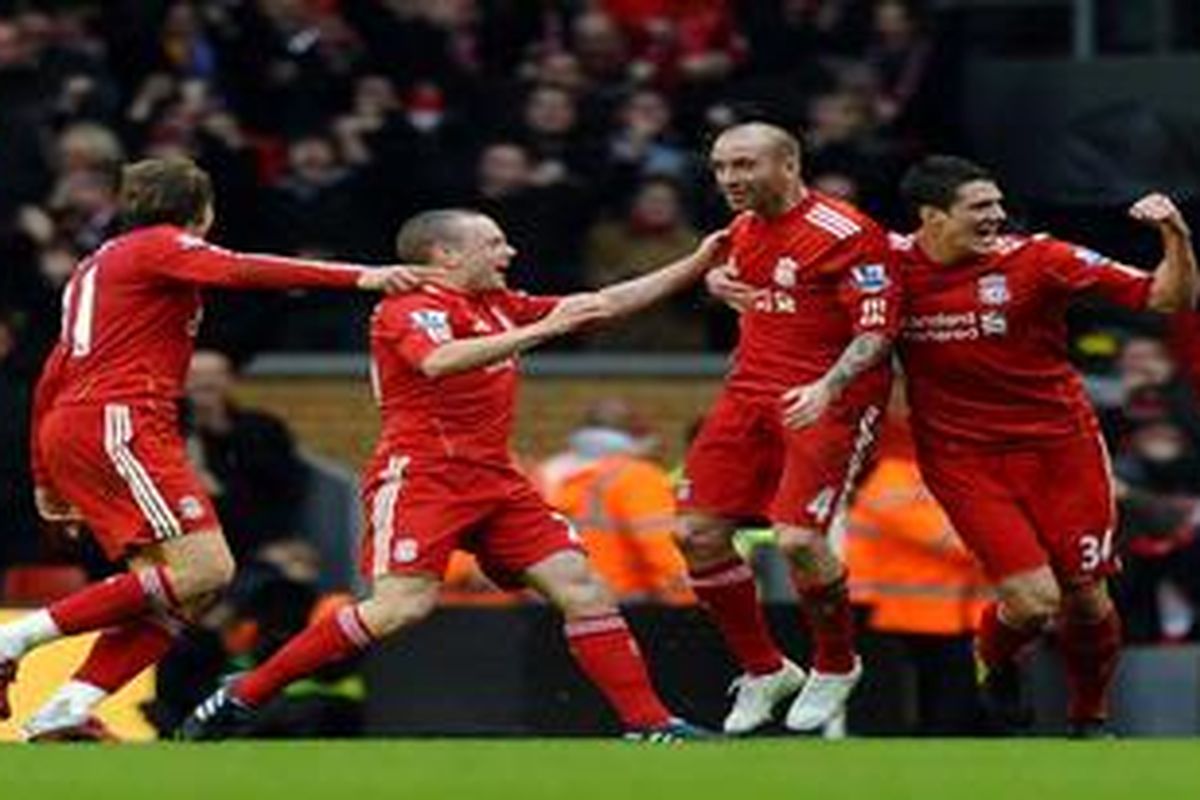 Gelandang Liverpool, Raul Meireles (kedua dari kanan), merayakan golnya ke gawang Everton, pada lanjutan Premier League, di Anfield, Minggu (16/1/2011).