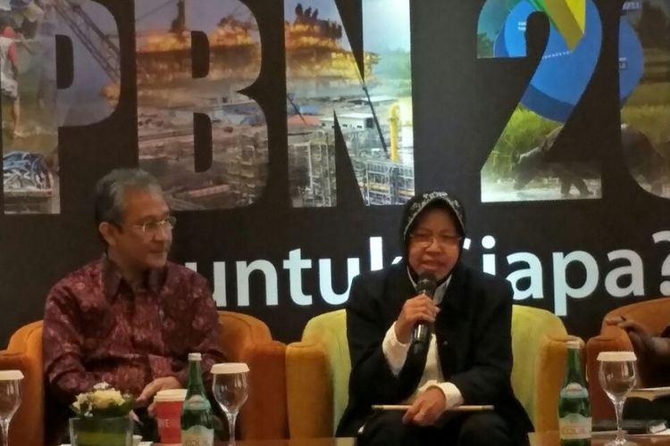 Walikota Surabaya Tri Rismaharini (kanan) saat menjadi pembicara dalam acara diskusi APBN 2018 di Financial Club CIMB Niaga, Jakarta, Senin (4/12/2017).