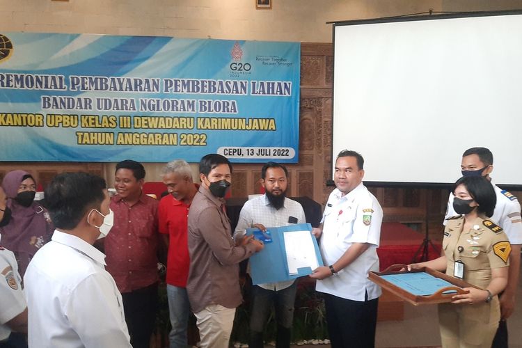 Sejumlah warga kecamatan Cepu mendapatkan ganti untung setelah adanya pembebasan lahan untuk perluasan bandara Ngloram, di Hotel Grand Mega Cepu, Kabupaten Blora, Jawa Tengah, Rabu (13/7/2022).