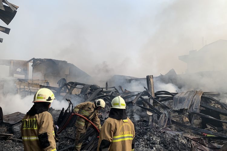 Cerita Petugas Damkar Berjibaku Padamkan Pabrik Bingkai di Jaktim, 11 Jam Taklukkan Api