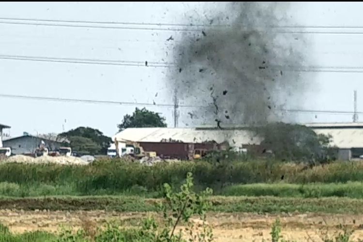 Bom yang diamankan dari terduga teroris di Cilincing diledakan tak jauh dari lokasi kejadian, Senin (23/9/2019). 