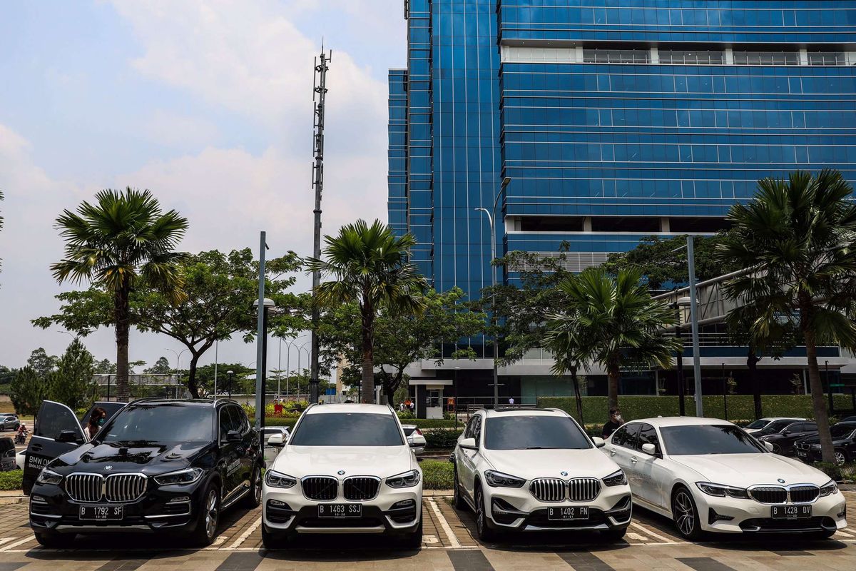 Pengunjung melihat kendaraan BMW terbaru saat ''BMW On Tour'' di dealer BMW Astra Serpong, Tangerang, Sabtu (17/10/2020). BMW Indonesia menggelar program penjualan pada masa PSBB transisi pandemi Covid-19 di 8 jaringan diler resmi BMW Group Indonesia dengan menerapkan protokol kesehatan dan sanitasi.