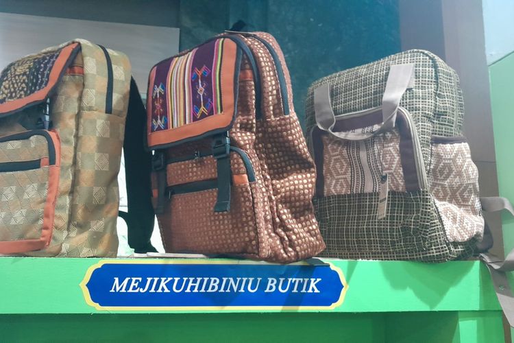 Produk Tas Mejikuhibiniu Butik Paduan dengan Kain Tradisional Indonesia