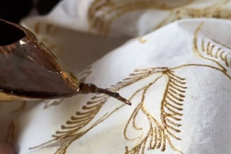 Batik dengan wangi layaknya aromaterapi mungkin belum familiar bagi sebagian masyarakat Indonesia. Produk batik dengan wangi aromaterapi muncul dari sosok pemilik Al-Warits, Warisatul Hasanah (34). Warits, sapaan perempuan lulusan STIE Perbanas Surabaya tersebut membuat inovasi batik aromaterapi untuk memasarkan batik produksi para perajin dari Pulau Madura.