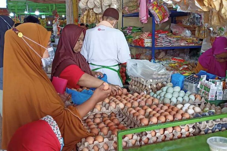 Saat ini harga komoditi telur ayam di Batam, Kepulauan Riau perlahan juga mengalami kenaikan, Senin (23/5/2022).