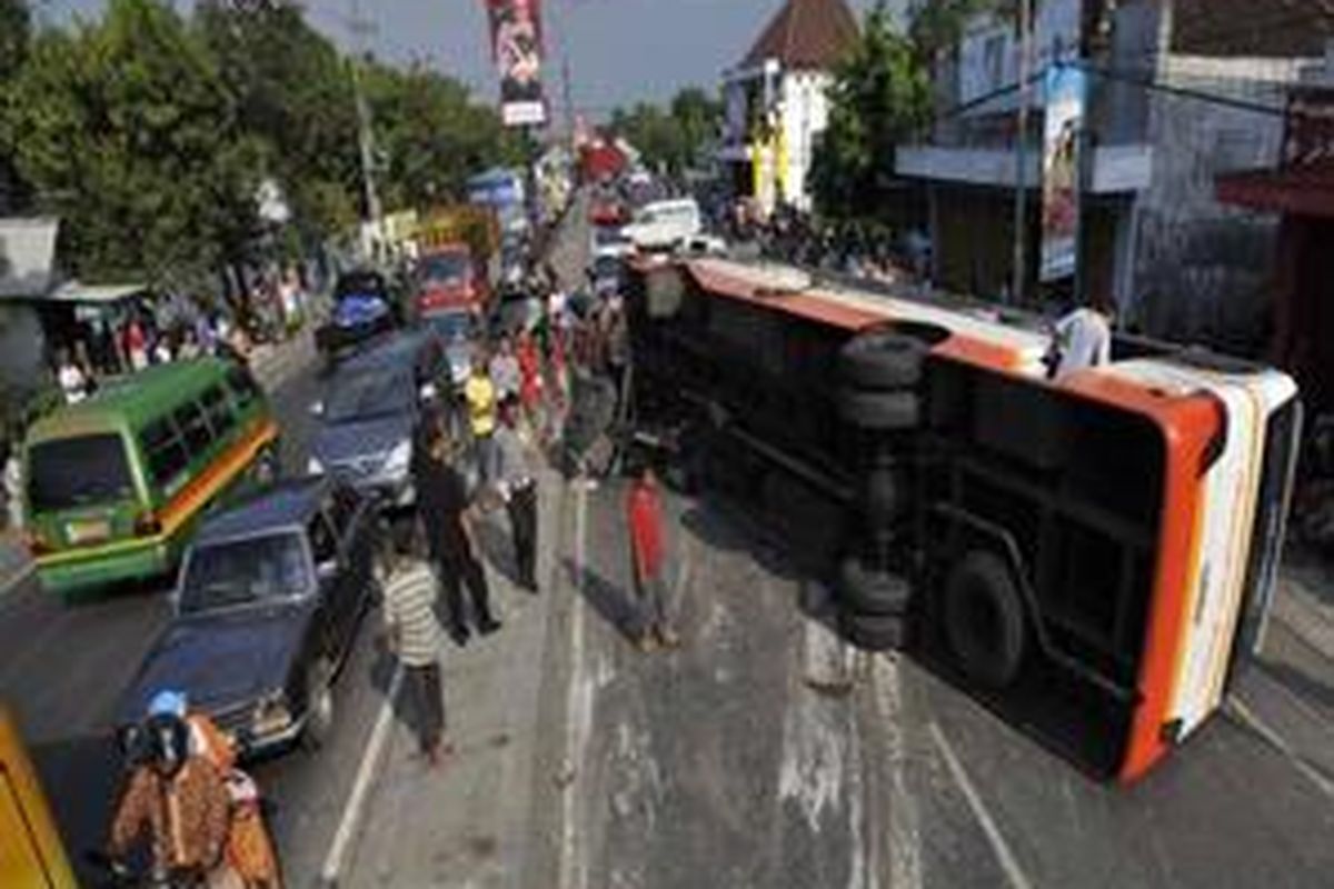 Bus umum PO Harapan Jaya dengan nomer polisi AG7519UR tujuan Trenggalek-Surabaya terguling di Jombang, Jatim, Jumat (18/9).
