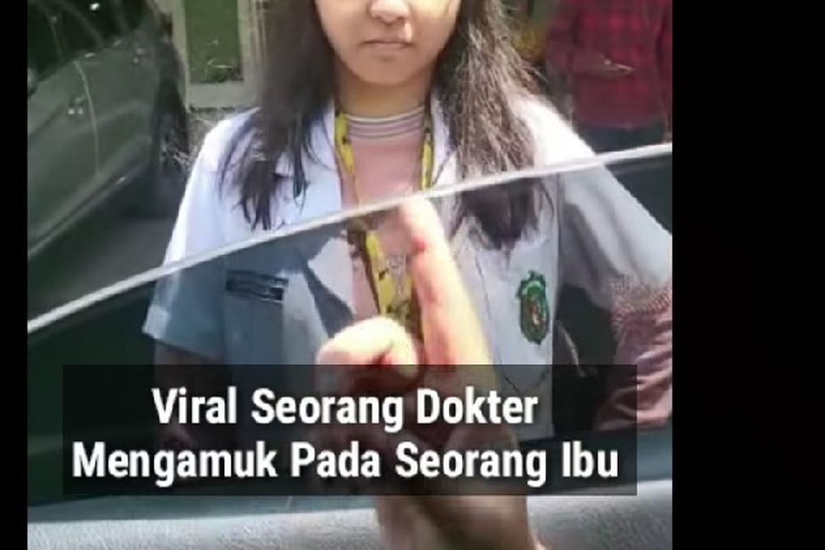 Viral di media sosial sebuah video yang memperlihatkan seorang wanita diduga dokter RSUD Pringadi Medan, Sumut, ribut dengan seorang wanita dan pria yang berada di dalam mobil.