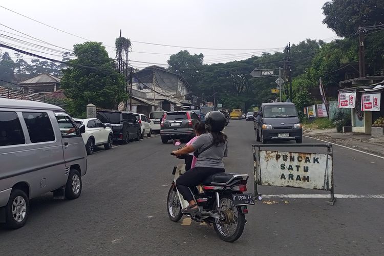 Polisi menerapkan rekayasa lalu lintas berupa skema satu arah atau one way usai ganjil genap di sepanjang jalur wisata Puncak Bogor, Jawa Barat, Selasa (26/12/2023) mulai pukul 12.50 WIB