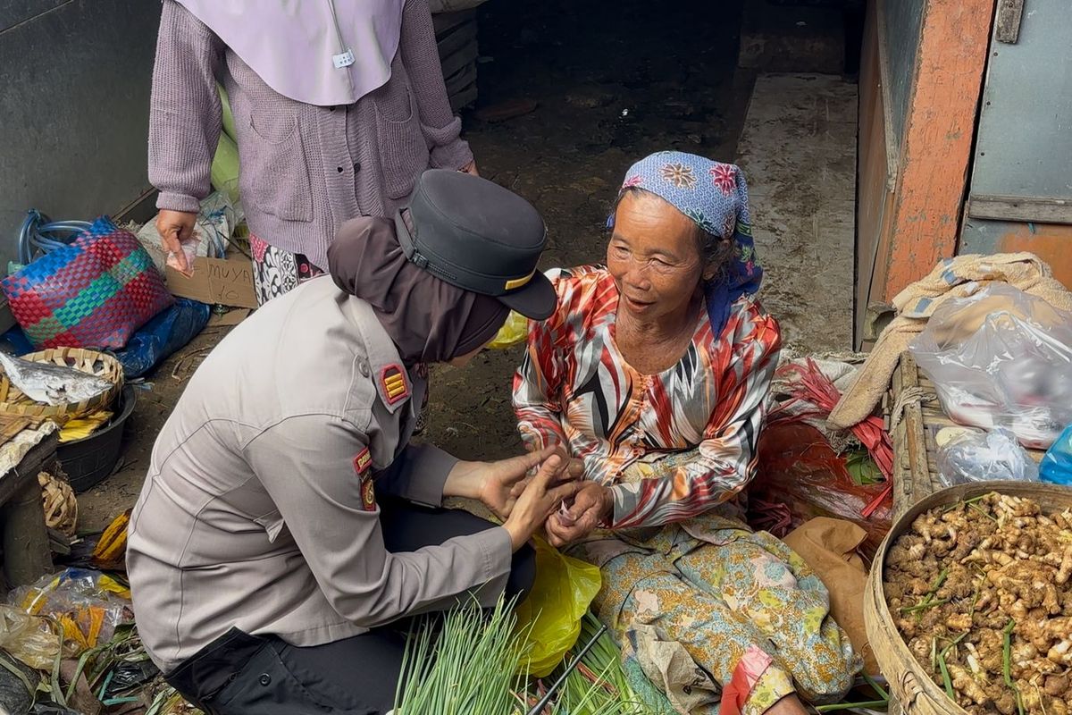 NENEK UMNA PASRAH - Kapolsek Pakong, AKP Nining Dyah, saat menemui nenek Umna, penjual rempah di pasar tradisional.pakong yang menjadi korban uang mainan dari seorang pembeli yang tidak dikenalnya. 