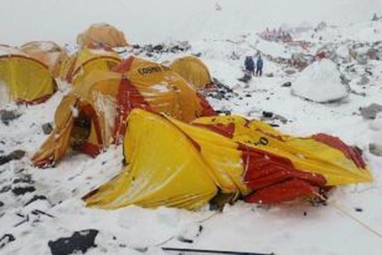 Foto yang dikirim Azim Afif, salah satu dari lima pendaki asal Universiti Teknologi Malaysia (UTM), menunjukkan kerusakan di base camp Everest setelah guncangan gempa 7,9 SR yang berpusat di Nepal, Sabtu (25/4/2015). 