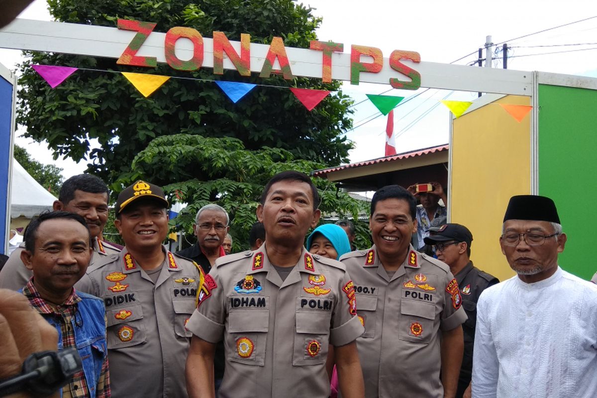 Kapolda Metro Jaya, Idham Aziz meninjau suasana Pemilihan Kepala Daerah (Pilkada) di Tempat Pemungutan Suara (TPS) Kampung Karnaval Pilkada RW 03 Kelurahan Depok Jaya, Kecamatan Pancoran Mas, Kota Depok, Jawa Barat, Rabu (27/6/2018) sekitar pukul 10.15 WIB. Idham datang didampingi jajaran kepolisian Polda Metro Jaya dan Kepolisian Resort Kota Depok.