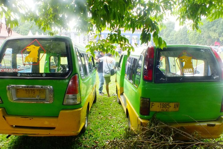 Dua unit angkot berlambang Partai Gerindra yang disewa rombongan massa pendukung Jokowi-Maruf terparkir di area lokasi kampanye terbuka Maruf Amin di Lapangan Marzuki Mahdi, Jumat (5/4/2019). 