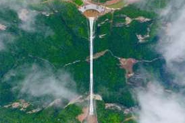 Jembatan kaca terpanjang dan tertinggi di Ngarai Besar Zhangjiajie, Provinsi Hunan, China.