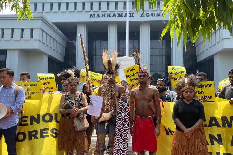 
Masyarakat adat suku Awyu dan suku Moi, serta sejumlah aktivis menggelar aksi damai di depan Mahmakah Agung, Jakarta, pada Senin (27/5/2024), berharap Mahkamah Agung menjatuhkan putusan hukum yang melindungi hutan adat mereka.