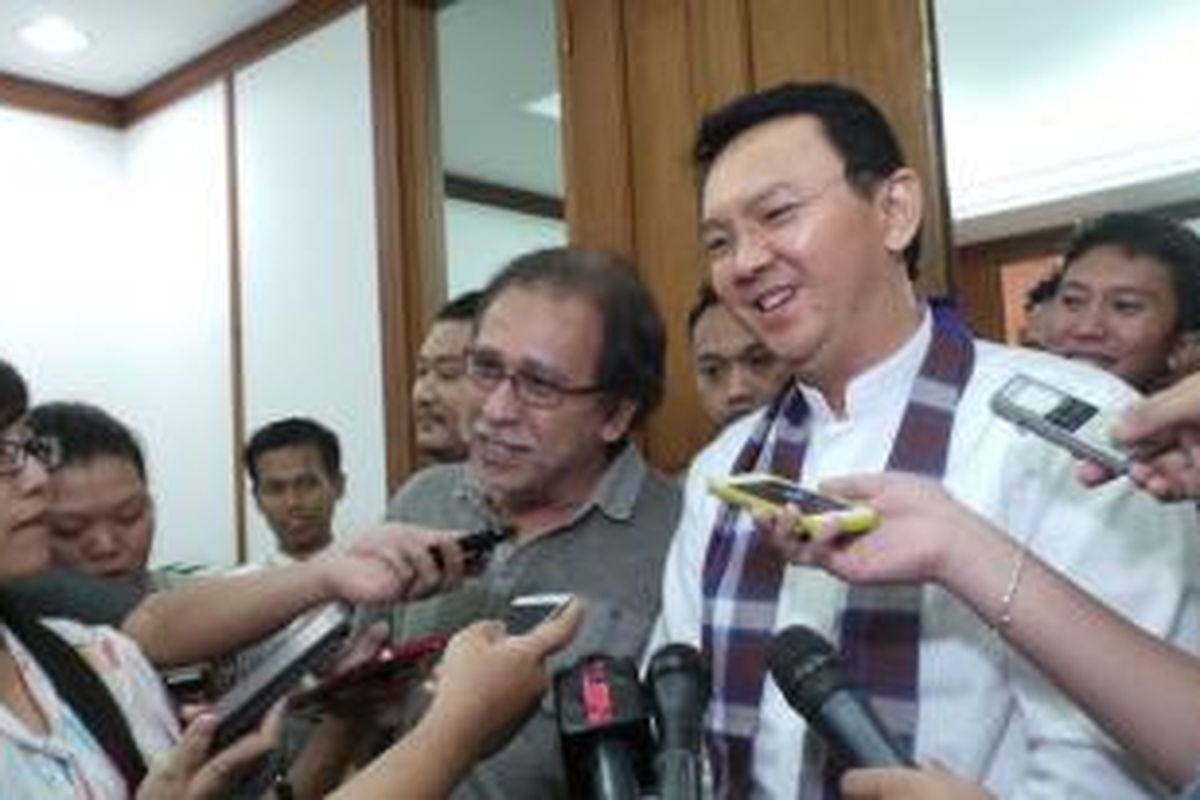 Penyanyi Iwan Fals (kiri) bersama Pelaksana Tugas (Plt) Gubernur DKI Jakarta Basuki Tjahaja Purnama (kanan), di Balaikota Jakarta, Jumat (27/6/2014).