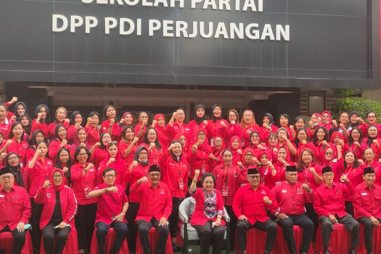 Ketua Umum PDI-P Megawati Soekarnoputri beserta jajaran pengurus PDI-P dan ratusan kader perempuan PDI-P sebelum acara pendidikan kader perempuan tingkat nasional 2023, di Sekolah Partai, Lenteng Agung, Jakarta, Kamis (23/2/2023).