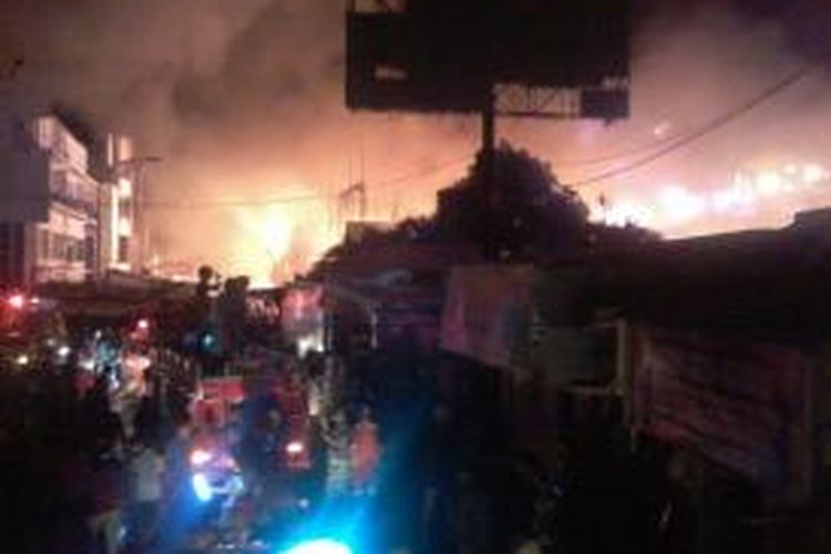 Pemadam Kebakaran Kota Makassar berusaha memadamkan api yang melalap Pasar Sentral, Rabu (7/5/2014) malam.