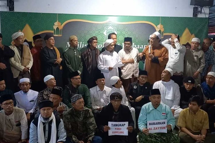 Para ulama dan tokoh masyarakat Tasikmalaya mendeklarasikan ajaran Panji Gumilang pimpinan Ponpes Al-Zaytun sesat di salahsatu pesantren Kota Tasikmalaya, Jawa Barat, Rabu (21/6/2023).