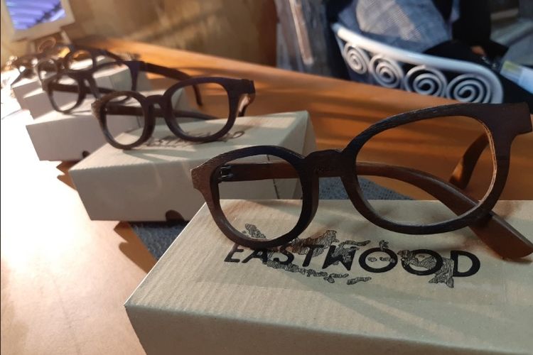 Kacamata kayu brand Eastwood, yang terbuat dari limbah kayu jati dan sono keling.