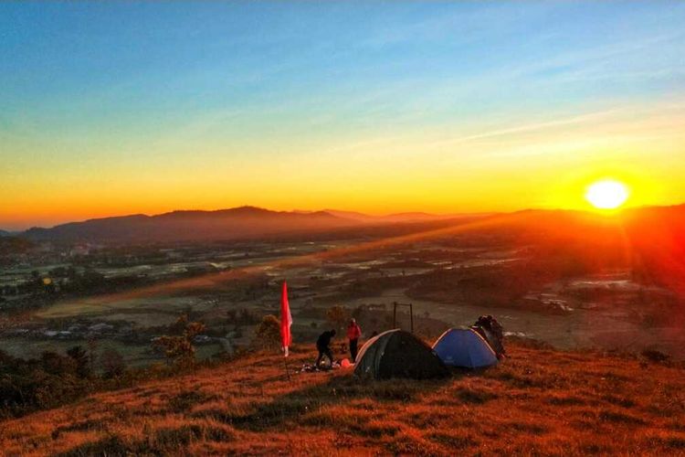 Berkemah di Bukit Golo Nawang, Dusun Lagur, Desa Bulan, Kecamatan Ruteng, Kabupaten Manggarai, NTT sambil menunggu momen matahari terbit, Kamis, (26/5/2022). (KOMPAS.com/DOK WARGA MANGGARAI-JEFRI TEPING)