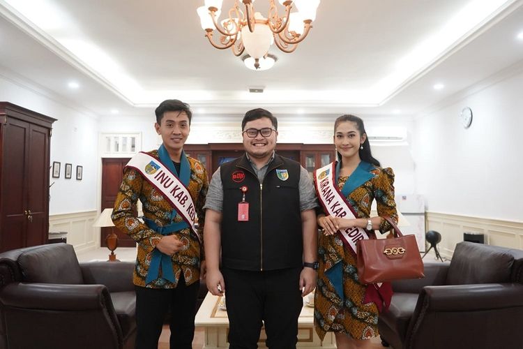 Mas Dhito (tengah) bersama pasangan Inu Kirana Kabupaten Kediri 2022, Praska Arwi (kiri) dan Aida Fathiyya (kanan). 