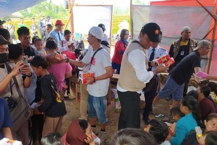 Suasana riang sejenak di tengah duka di posko pengungsi Kebonkawung, Desa Gasol, Kecamatan Cugenang, saat diberi bantuan televisi dan peralatan lainnya, Sabtu (26/11/2022).

