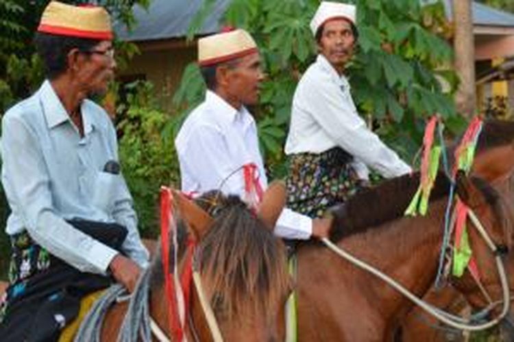Penunggang kuda sedang bersiap-siap menjemput tamu di Kecamatan Kota Komba, Kabupaten Manggarai Timur, Flores, Nusa Tenggara Timur.