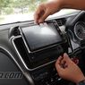Begini Cara Aman Bersihkan Layar Head Unit yang Penuh Sidik Jari