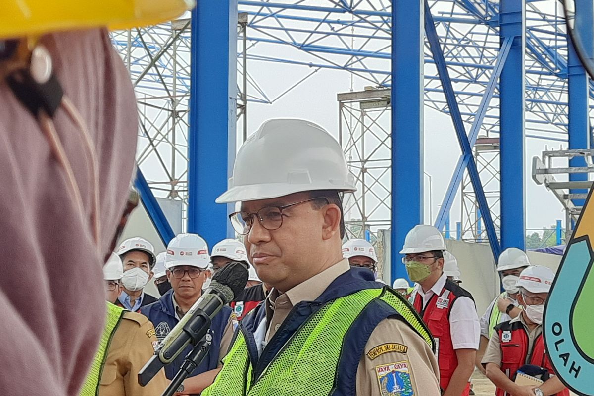 Gubernur DKI Jakarta Anies Baswedan saat meninjau pengolahan sampah refuse-derived fuel (RDF) plant di Tempat Pengolahan Sampah Terpadu (TPST) Bantargebang, Kota Bekasi, Jawa Barat, Senin (10/9/2022).