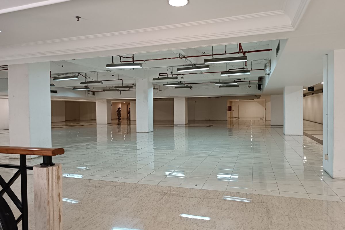 Suasana di lantai tiga Mal Ratu Plaza yang tidak terdapat satu pun kios yang buka atau bertahan pada Rabu (23/11/2022). 
