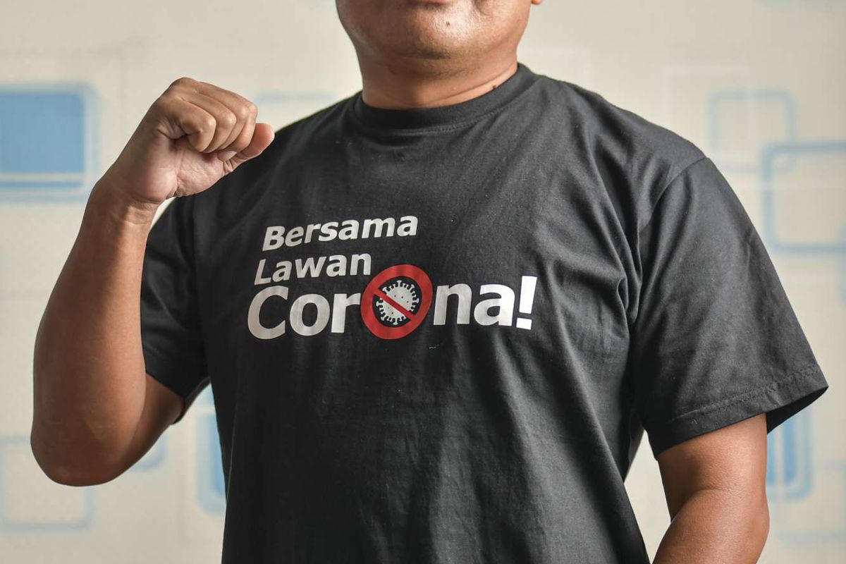 Arif Rahman Hakim (50) berpose di kediamannya di Bekasi, Jawa Barat. Pasien 01 Kota Bekasi tersebut menjalani perawatan di RS Mitra Keluarga, Bekasi Timur, sejak (10/3/2020) hingga (30/3/2020) dan dinyatakan negatif setelah dua kali tes swab.
